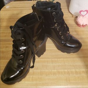 This is a listing for @gigiscloset4u